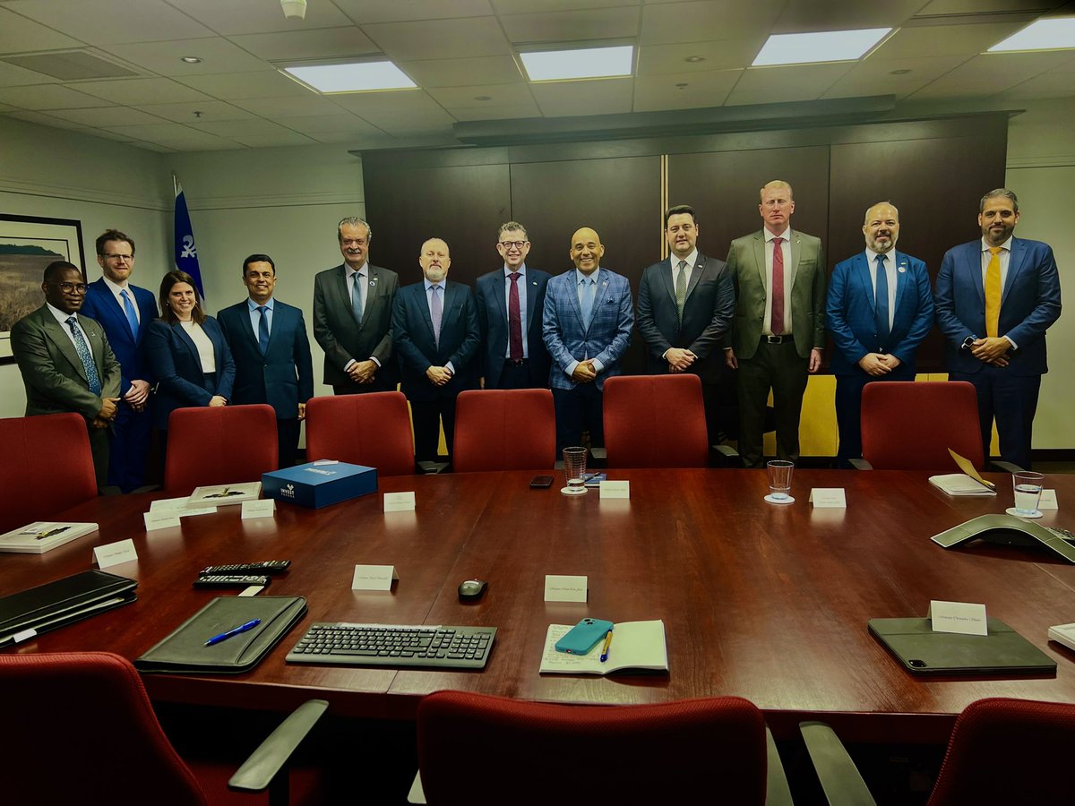 Rencontre de travail productive avec <a href="/governoparana/">Governo do Estado do Paraná</a>, dont M. Carlos Massa Roberto Júnior.  

Nous avons souligné les retombées positives des relations bilatérales entretenues entre le Paraná et le QC, notre désir de voir croître nos échanges commerciaux &amp; notre volonté de