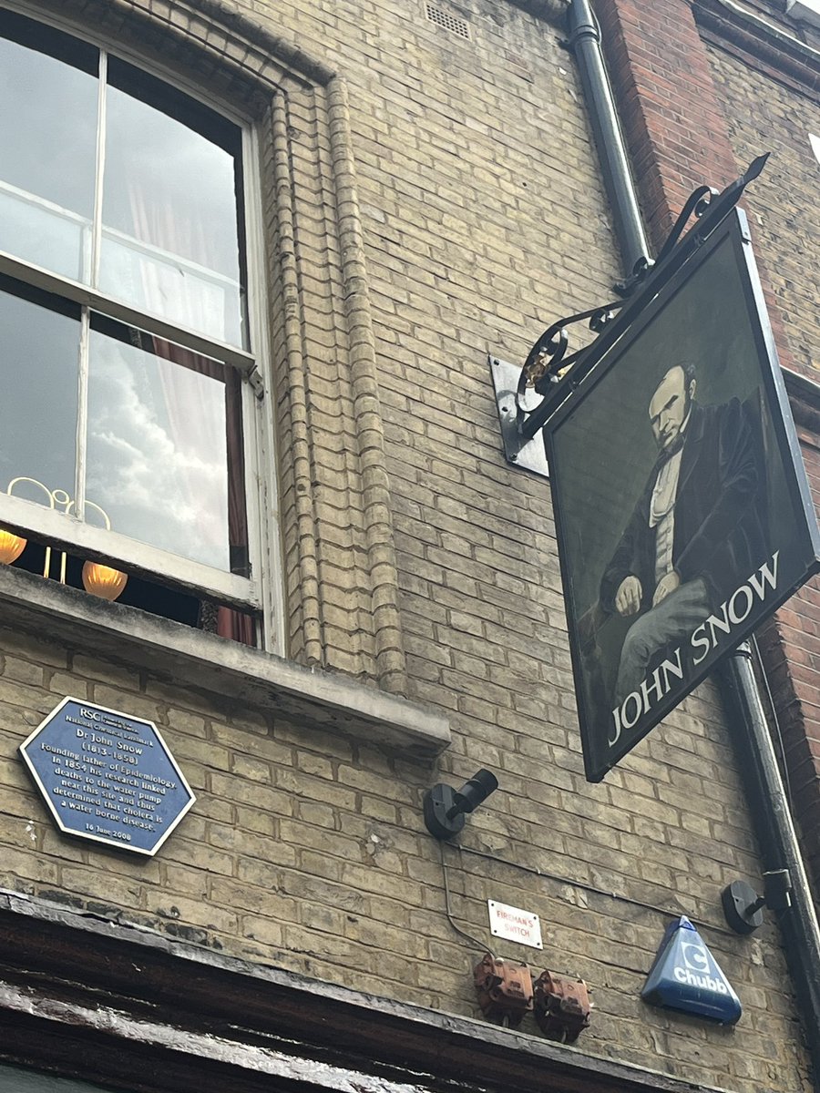 Health geographer’s first thing to check out in London — John Snow water pump! First epi map is now a soho district #DrJohnSnow #cholera