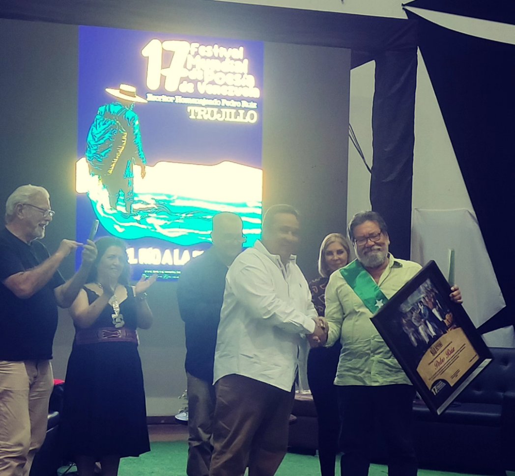 LaidelyPsuv's tweet photo. En el homenaje al poeta trujillano Pedro Ruiz, durante la 17ta edición del Festival Mundial de Poesía. 

Nuestro Gobernador @Gerardo4fPsuv y la primera combatiente @ReynadeMarquez atendiendo además a los escritores internacionales. 
Cuánto honor! 

#VenezuelaCapitalDeLaPoesía https://t.co/fAJPIB4mRJ