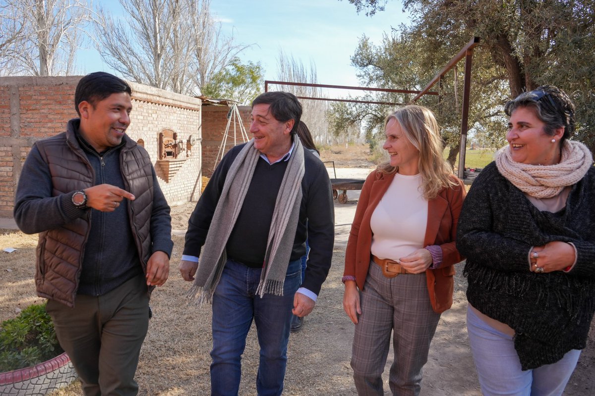 ParisiOmar's tweet photo. 🍇 Con @amaliagra10 visitamos la Bodega “No me olvides” en #SanMartín para conversar con miembros de la Coop de Contratistas y Trabajadores de Viñas.
Hablamos de la situación del sector y de los beneficios que brinda el programa #ProviarII a pequeños productores vitivinícolas. https://t.co/1nKNBVgRRV