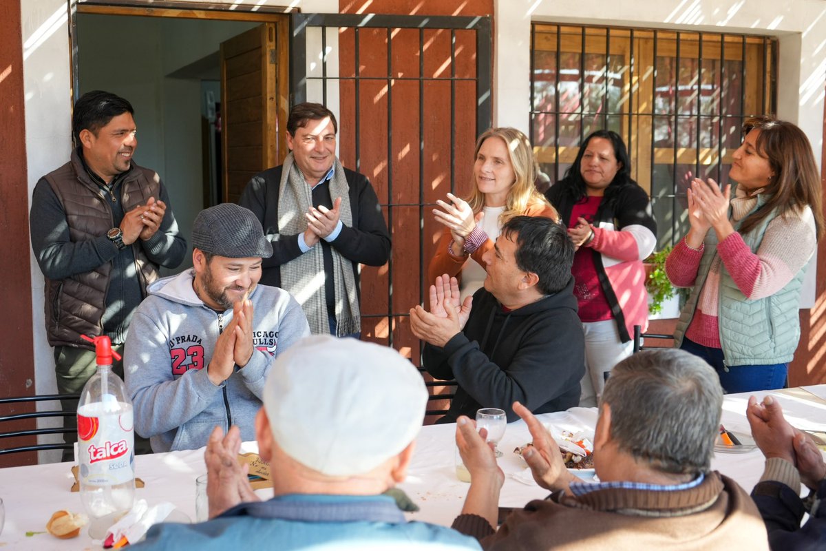 ParisiOmar's tweet photo. 🍇 Con @amaliagra10 visitamos la Bodega “No me olvides” en #SanMartín para conversar con miembros de la Coop de Contratistas y Trabajadores de Viñas.
Hablamos de la situación del sector y de los beneficios que brinda el programa #ProviarII a pequeños productores vitivinícolas. https://t.co/1nKNBVgRRV