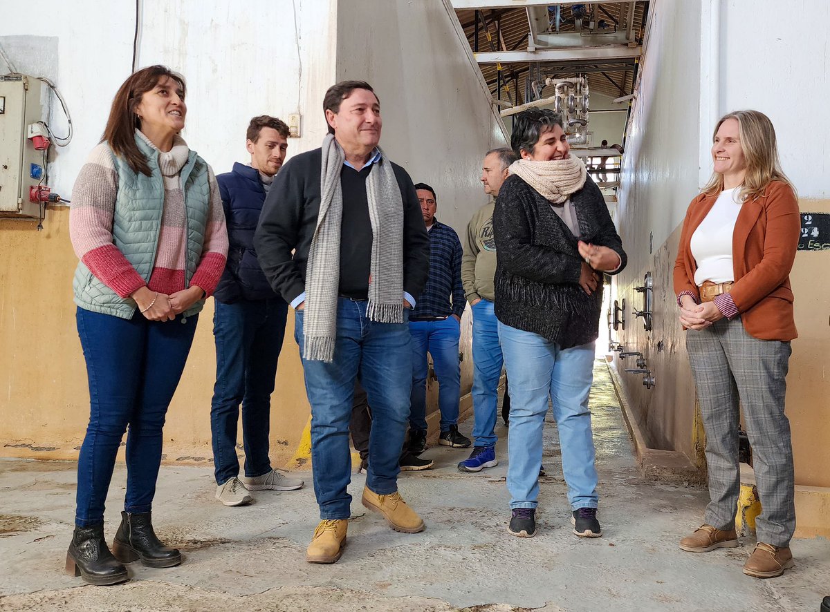 ParisiOmar's tweet photo. 🍇 Con @amaliagra10 visitamos la Bodega “No me olvides” en #SanMartín para conversar con miembros de la Coop de Contratistas y Trabajadores de Viñas.
Hablamos de la situación del sector y de los beneficios que brinda el programa #ProviarII a pequeños productores vitivinícolas. https://t.co/1nKNBVgRRV