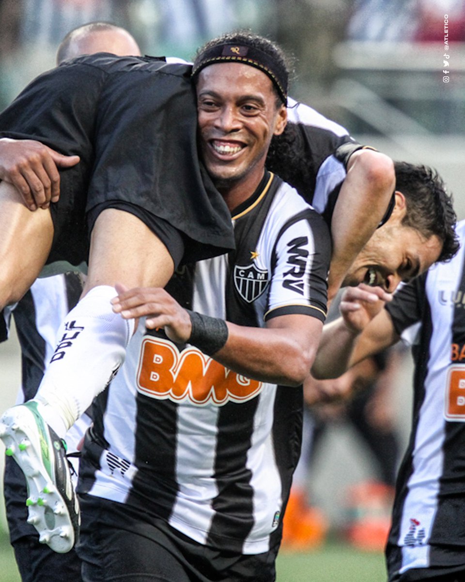 Atletico's tweet photo. 🤝🐔 Dia do amigo é dia de relembrar grandes parceiros da história do #Galo! 

🖊️ Duplas que deixaram seu legado com o manto Alvinegro! 

#DiaDoAmigo | #GaloPaixãoNacional 🏴🏳️ https://t.co/E8Cp86bIZK