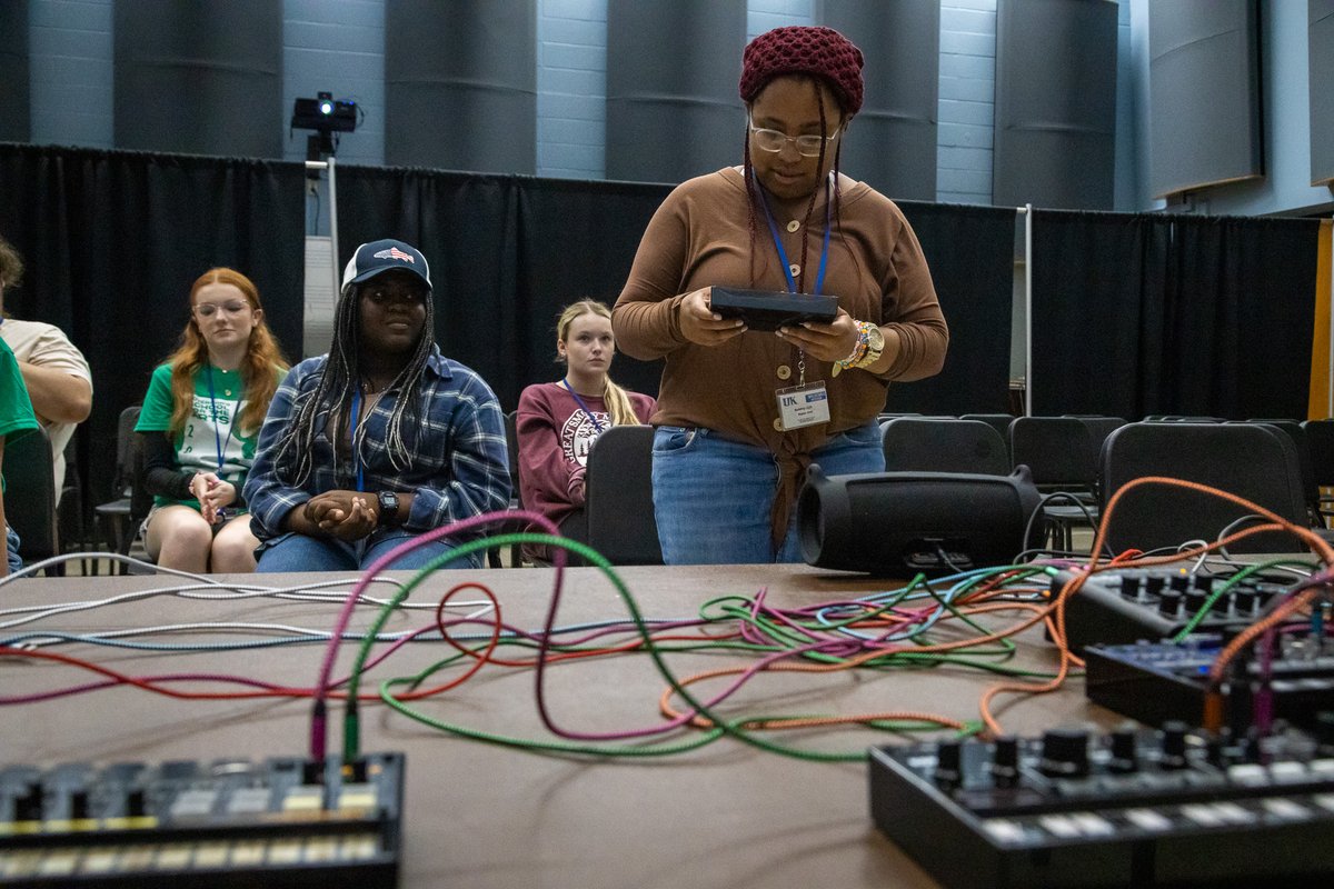 KYGSA's tweet photo. You have 10 days left to donate at https://t.co/5SyYERhCQQ!
Day 11: Many artforms worked with visiting guest artists in their studio sessions and in the afternoon all students partook in the second day of SMORGS!
#HEYGSA #KentuckyGSA #GSA2023 #SessionTwo
πΈ McKenzie Shelton https://t.co/s8rOpIwMzi