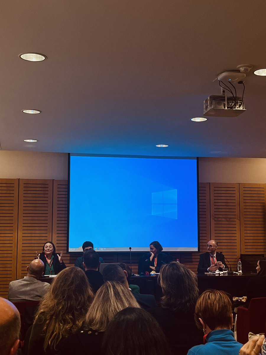 La profesora <a href="/EsperanzaMacar7/">EM Sierra Benítez</a> nos habla en Santiago de Chile <a href="/derechouc/">Facultad Derecho UC</a>  sobre nómadas digitales en la parte final del Congreso de <a href="/CIELOlaboral/">Comunidad CIELO</a> de la sesión de hoy.