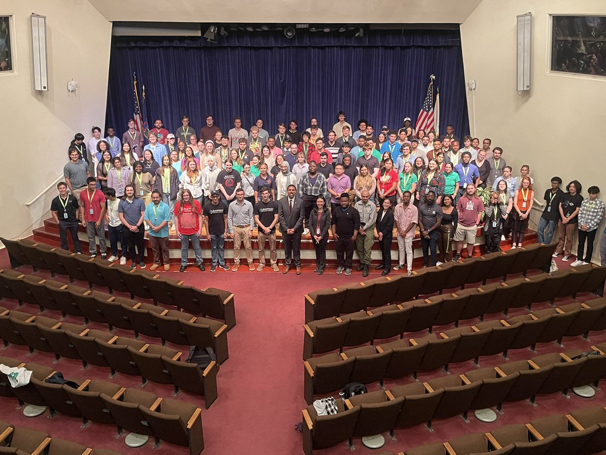 @SUNY @stonybrooku @BrookhavenLab Cutting-edge and groundbreaking research is happening right at @suny, with these @BrookhavenLab summer interns leading the way in innovation. Their work betters their education, our state, and the country. Thanks for letting me see the great work you're doing!