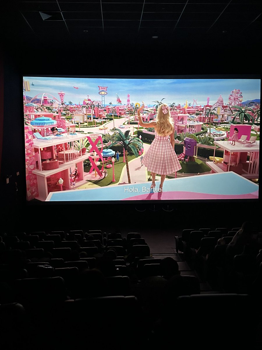 TonyFrangieM's tweet photo. Barbie es una obra maestra posmodernista: brinca entre estilos y períodos visuales, es desvergonzadamente meta, rompe la cuarta barrera. Referencia Matrix, West Side Story, Grease, 2001… ¡Hasta el Marlboro Man! Tiene un guión brillante y frontal (píllense el chiste del fascismo y Proust) y los visuales son espectaculares, sobre todo la estética ochentera de la distopia Ken. Y, por medio de su “She’s everything. He’s just Ken” abre una conversación genuina y sensata no solo sobre la condición la mujer sino sobre la crisis de la masculinidad (y el virtue-signaling de las corporaciones). Además, invita a la introspección humana por medio del autoestima y la salud (o falta de) en las relaciones. En fin, Barbie es una genialidad. No se la pierdan. 

(PD: impresionante el mar de gente vestida de rosado en el cine y la sala aplaudiendo y cantando Barbie Girl de Aqua cuando terminó la película)