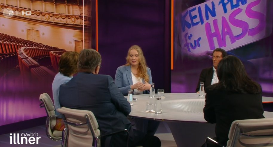 JOH_2016's tweet image. .@maybritillner vom #Staatsfunk suggeriert, daß Verwendung von "#Neger", "#Mohr", "#Eskimo", "#Zigeunerschnitzel", "#Indianer" ... Ablehnung von #Gender-Irrsinn und Sprechhicks-Neologismen ... 
... #HASS sei!

Eingeblendetes Motto: "Kein Platz für Hass"

Das ist #Demagogie.