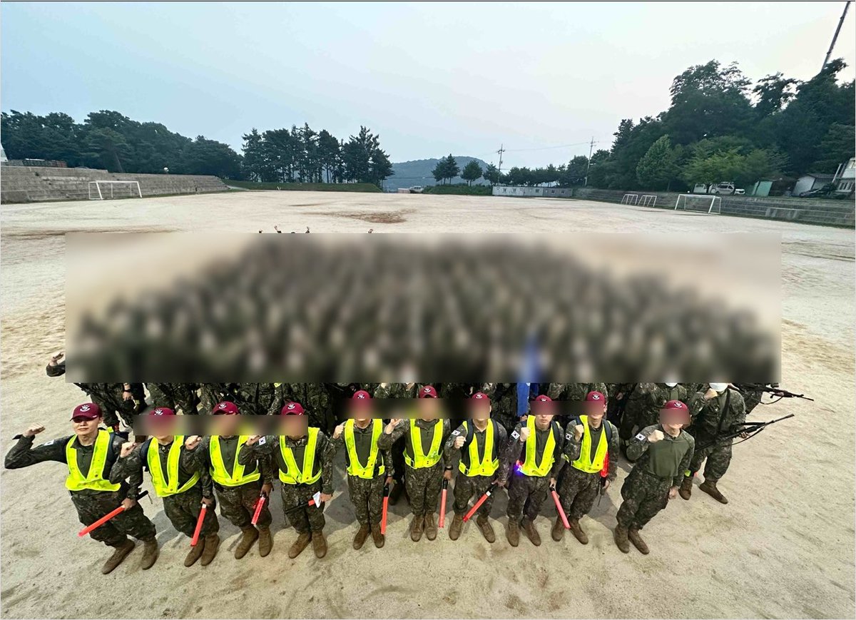 HobisFoodtray's tweet photo. D-454
조교 모자 쓴 정호석 조��
어제(20일) 밤 야간행군. 정호석 조교도 훈련병들과 함께 했습니다. 저녁 8시 행군시작-밤 12시경 마치고 지금은 취침중일 것. 사진은 행군 전 3중대장님이 더캠프 카페에 올려주심
☑️보안문제를 고려해 행군이 끝난 시점에 업로드합니다🫡 https://t.co/UoM8sDj6oH