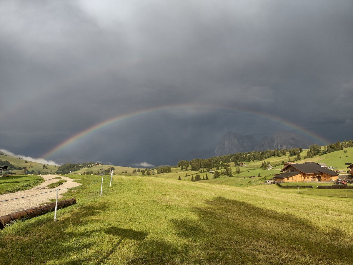 Auf der Seiser Alm gings dann hoch zur fantastischen Panoramasicht (mit Kaninchen und Alpakas!), bis uns ein Gewitter viel zu früh vom Berg gejagt hat. Zum Ausgleich gab es nach dem Regen die schönste Aussicht. 🌈
