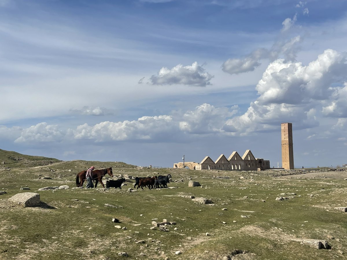 Bekliyoruz… Harran Üniversitesi nitelikli akademik kadrosu, gelişmiş kampüs olanakları ve sektörel işbirlikleri sayesinde öğrencilerimize kariyerlerine güçlü bir başlangıç yapma fırsatı sunuyor. Üniversitemiz öğretim faaliyetlerinin yanında ulusal ve uluslararası projeleriyle de
