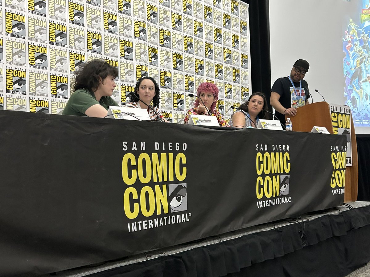 It’s Morphin Time! 

@misty_flores @Strawburry17 @DafnaDOOM and @TheFakeFangirl take the stage for @boomstudios Power Rangers #SDCC panel.