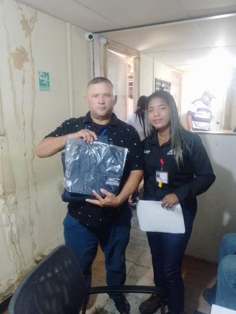 CtransporteJ's tweet photo. Cumpliendo con entrega de dotación de uniformes a nuestro personal.
@PequivenAMC 
@inpsaselzulia https://t.co/Y9qmyAgDWw