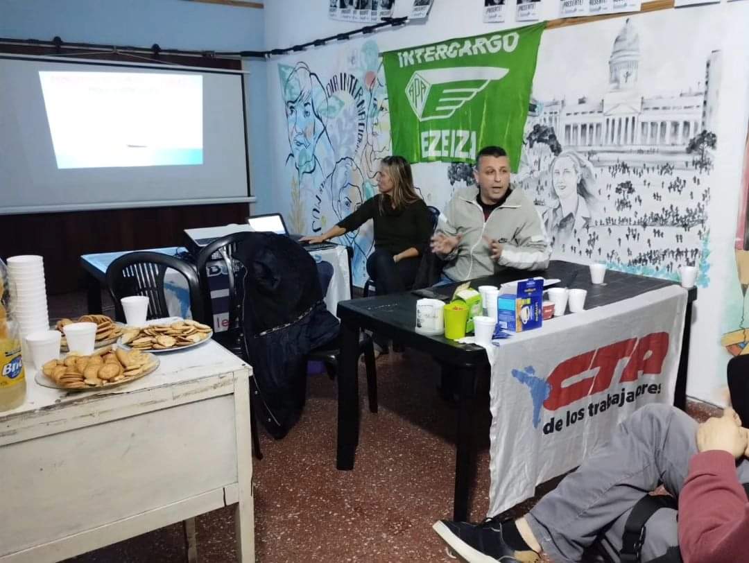 DanteBoeri's tweet photo. Excelente charla sobre Salud Laboral. Gracias al compañero Pablo Borneo de la Intersindical de Salud de #APA También valoramos los aportes de la compañera @RiadigosAnalia  de la Intersindical de Salud por @SUTEBAProvincia
@CTAok @ctabsas https://t.co/HoVm2ZiBp5