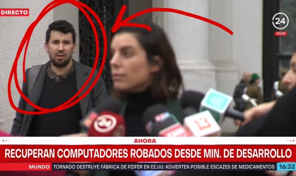 FloraQG_'s tweet photo. ¿Qué hace en la Moneda el cuñado de Giorgio Jackson?
¿No había renunciado?

Son como las cucarachas ni una explosión nuclear los separa del aparato publico https://t.co/UEq5fuJQNg