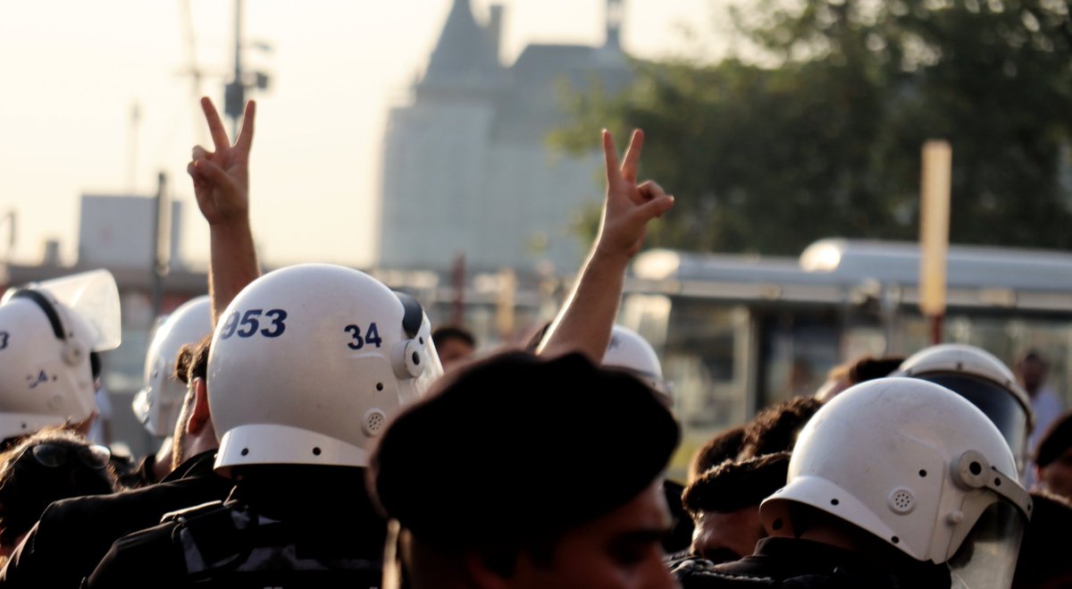 Her sene 'Suruç için adalet, herkes için adalet' şiarıyla gerçekleştirilen anma ve yürüyüşlere polis saldırmış, yoldaşlarımız ağır darp ve işkenceyle gözaltına alınmıştır. Gözaltındaki arkadaşlarımızın takipçisi olacak, Suruç'un hesabını sorana dek vazgeçmeyeceğiz! #Suruc8Yıl