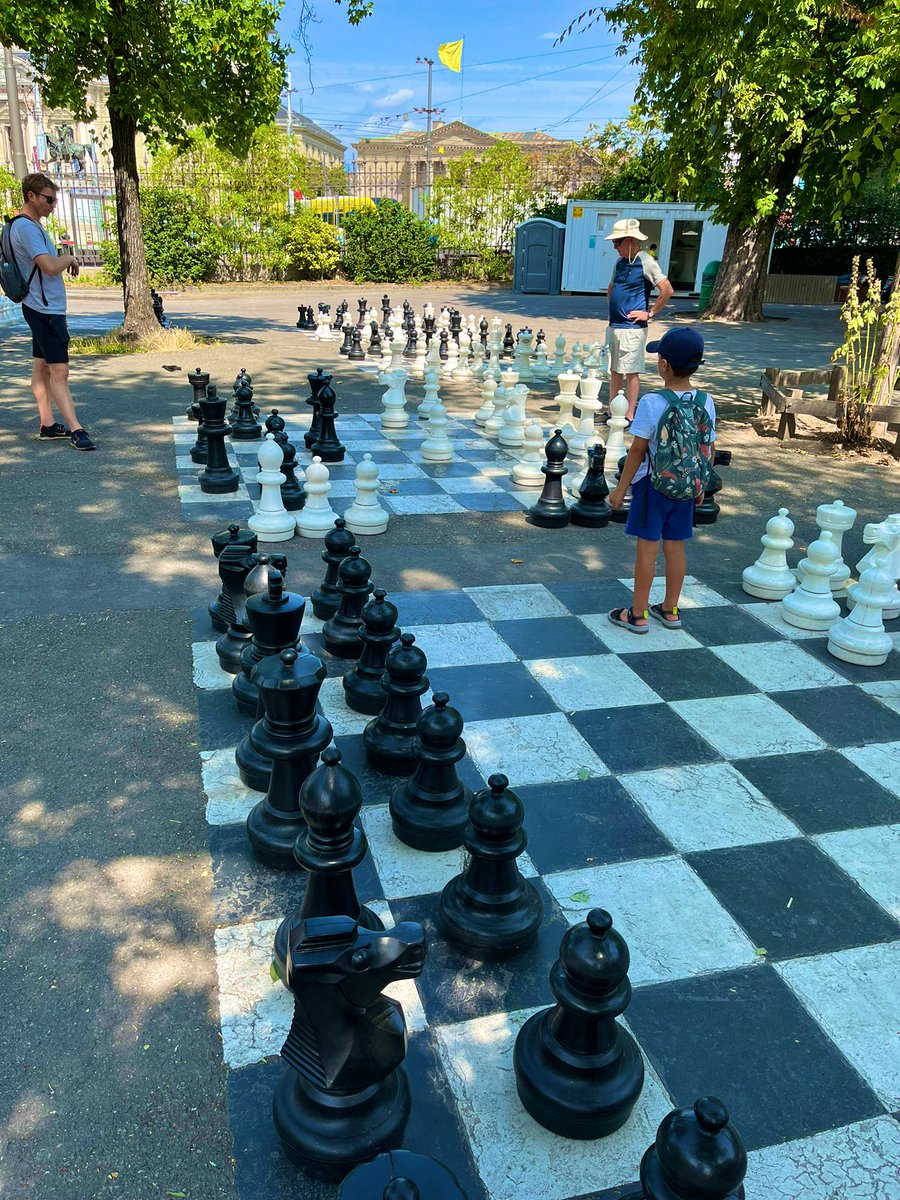 Hoy, en el #DiaMundialDelAjedrez me parece una muy buena idea lo que me he encontrado este verano en los jardines de Ginebra, Suiza.