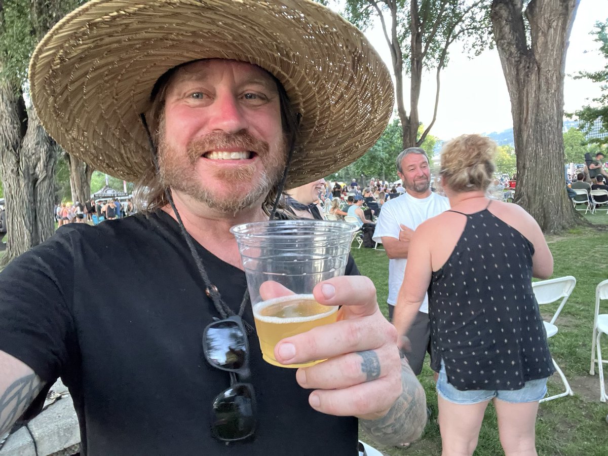 jeffreydc's tweet photo. Hundreds again in #riverside park consuming 2 dose per order limit in #supervisedconsumption site supported by @BCLC & @cityofkamloops. What exactly is the stance on #PublicDrugUse? @KamloopsRCMP @KevinFalcon @Dave_Eby @SoniaFurstenau @liberal_party @CPC_HQ @NDP https://t.co/64lqQgCQkn