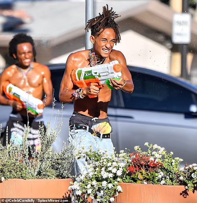 Some brands need to pay thousands for this kind of publicity. We just have amazing product. @jaden looks to be having a blast with X-Shot Water Epic Fast Fill in LA. 📸 Daily Mail #ZURU #ZURUToys #toys