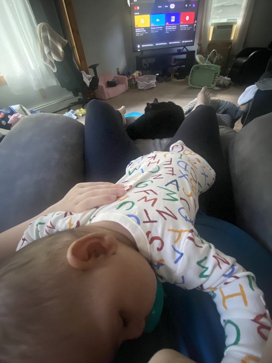 My current situation 👶🏽&amp;🐈‍⬛ 
Since I’ll be here for a while… 😂 Drop your #clearthelist and I’ll RT for ya.

 RT for others and myself🫶🏻 #BacktoSchool2023 #forthekids #BetterTogether #resisters 

Amazon list🍎 amazon.com/hz/wishlist/ls…