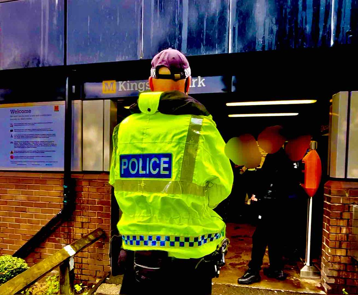 #MetroNPT Supporting our partners from @My_Metro at #KingstonPark tonight. #Metro staff issued over £900 in fixed penalty tickets for breaches of Metro bylaws within a two hour period. #Nexus #Newcastle #TransportNorthEast #KeepingMetroSafe #NorthumbriaPolice