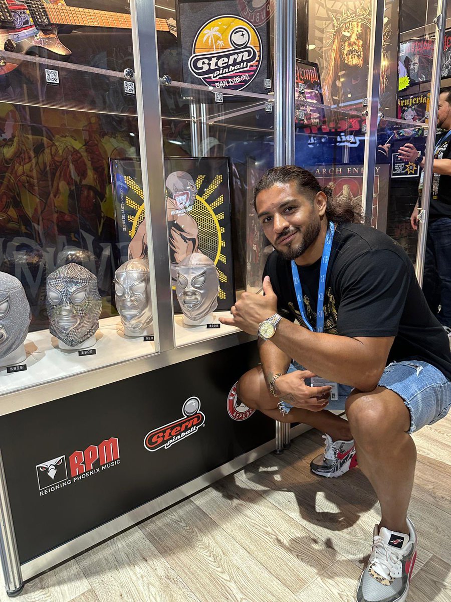 Que gusto recibir en 
SAN DIEGO COMIC CON a mi querido amigo y compañero @EscobarWWE en compañía de su bello hijo.
¡Gracias por visitarnos! Nos vemos este viernes 21 y el sábado 22 en el Booth 3721 
#sandiegocomiccon 
#reigningphoenixmusic 
@SDConventionCtr @Comic_Con