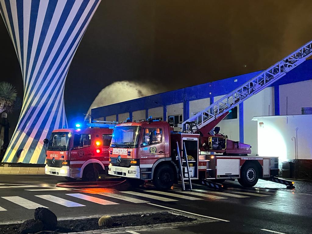 aytolpgc's tweet photo. Continuamos en la operación de contención del fuego con la colaboración de remolcadores y de barcos salvamar combatiendo las llamas desde el agua.
La alcaldesa @CarolinaDarias, acompañada de @Josuio y @ibarrabetancort, se ha desplazado hasta el lugar del incendio. https://t.co/CcJT94zHl9