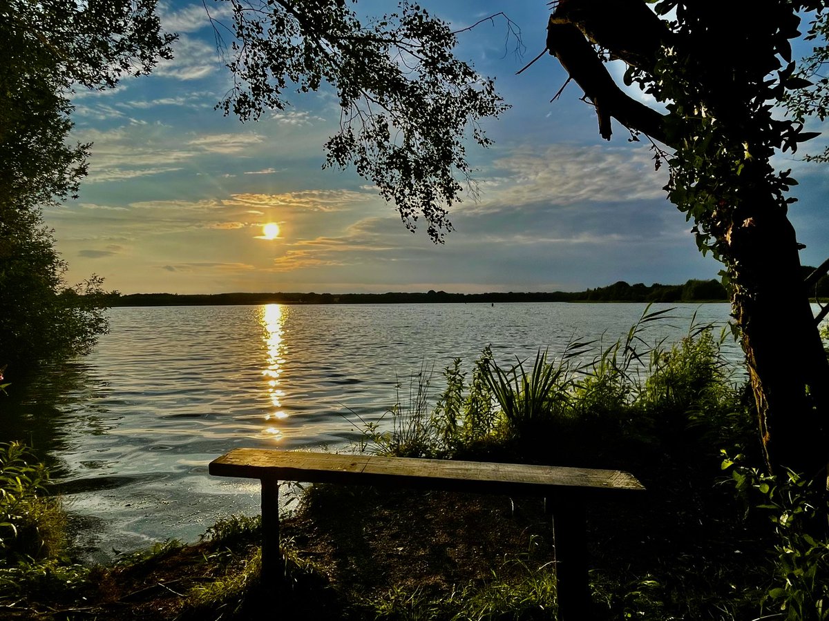 stphotography99's tweet photo. Tonight’s Sun setting on Wintersett reservoir Wakefield @WakeExpress @WkfdOfficial @journoLeanneC @Normanton0809 @WakeyAmbassador @Lucy_Wakeyplace @bbcweather @BBCLookNorth @BBCWthrWatchers @Hudsonweather @KeeleyDonovan @Abbiedew @katerinabbc https://t.co/oLEtAz7EvF