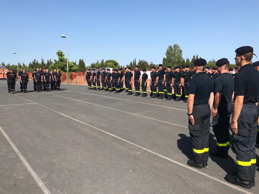 riisc_1's tweet image. ⚫️ #Hommage : nos sapeurs-sauveteurs de l’#UIISC1 déployés dans l’#Aude pour la lutte #FeuxDeForêt et leurs camarades sapeurs-pompiers ont rendu hommage, en présence du colonel Christophe Magny directeur du #SDIS11, au caporal Manon Labarre décédée en intervention dans l’#Allier.
