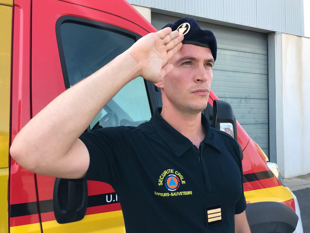 riisc_1's tweet image. ⚫️ #Hommage : nos sapeurs-sauveteurs de l’#UIISC1 déployés dans l’#Aude pour la lutte #FeuxDeForêt et leurs camarades sapeurs-pompiers ont rendu hommage, en présence du colonel Christophe Magny directeur du #SDIS11, au caporal Manon Labarre décédée en intervention dans l’#Allier.