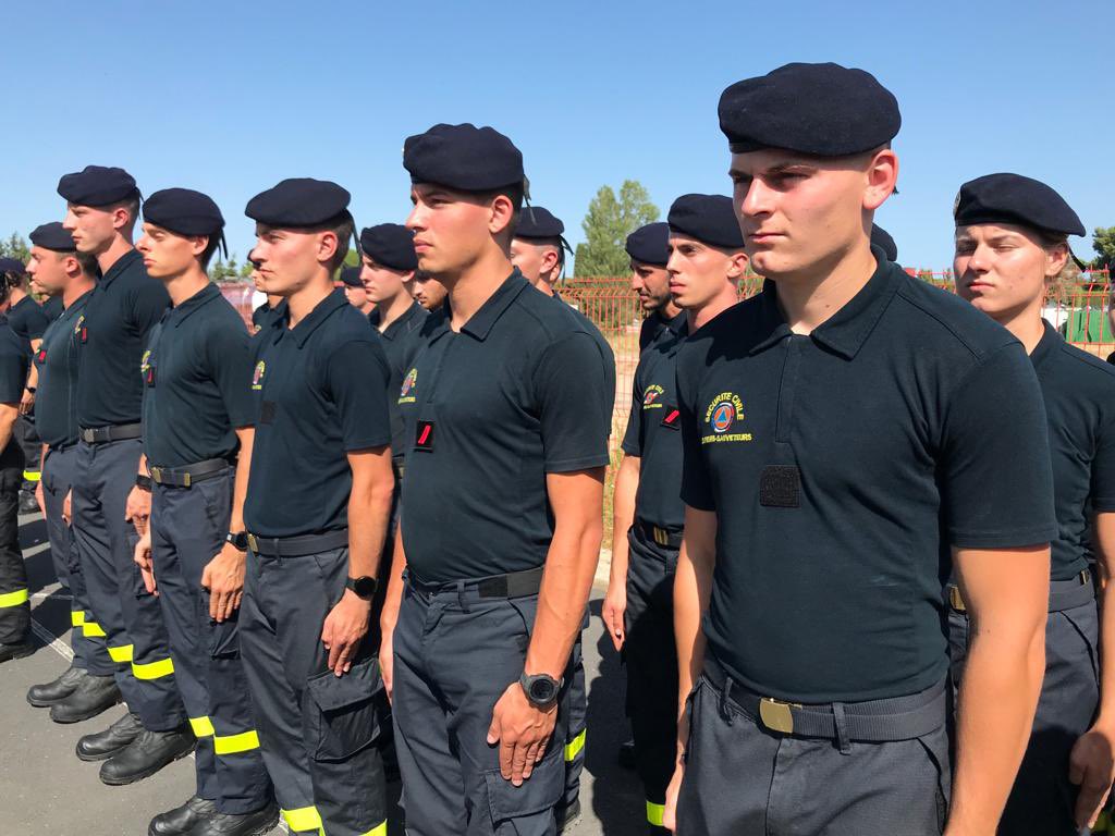 riisc_1's tweet image. ⚫️ #Hommage : nos sapeurs-sauveteurs de l’#UIISC1 déployés dans l’#Aude pour la lutte #FeuxDeForêt et leurs camarades sapeurs-pompiers ont rendu hommage, en présence du colonel Christophe Magny directeur du #SDIS11, au caporal Manon Labarre décédée en intervention dans l’#Allier.