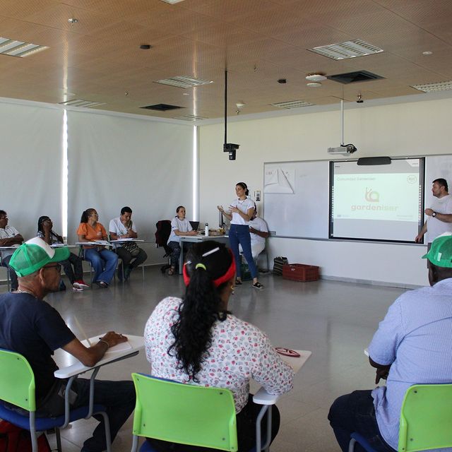 SiembraMas_'s tweet photo. Iniciamos 5️⃣ días del curso Gardeniser Pro 🌱 donde se formarán y capacitarán 21 participantes para ser los coordinadores de los parques productivos - huertas comunitarias que vienen para la ciudad con el proyecto #Generactor cofinanciado por la Unión Europea. https://t.co/bNu76BL4yc