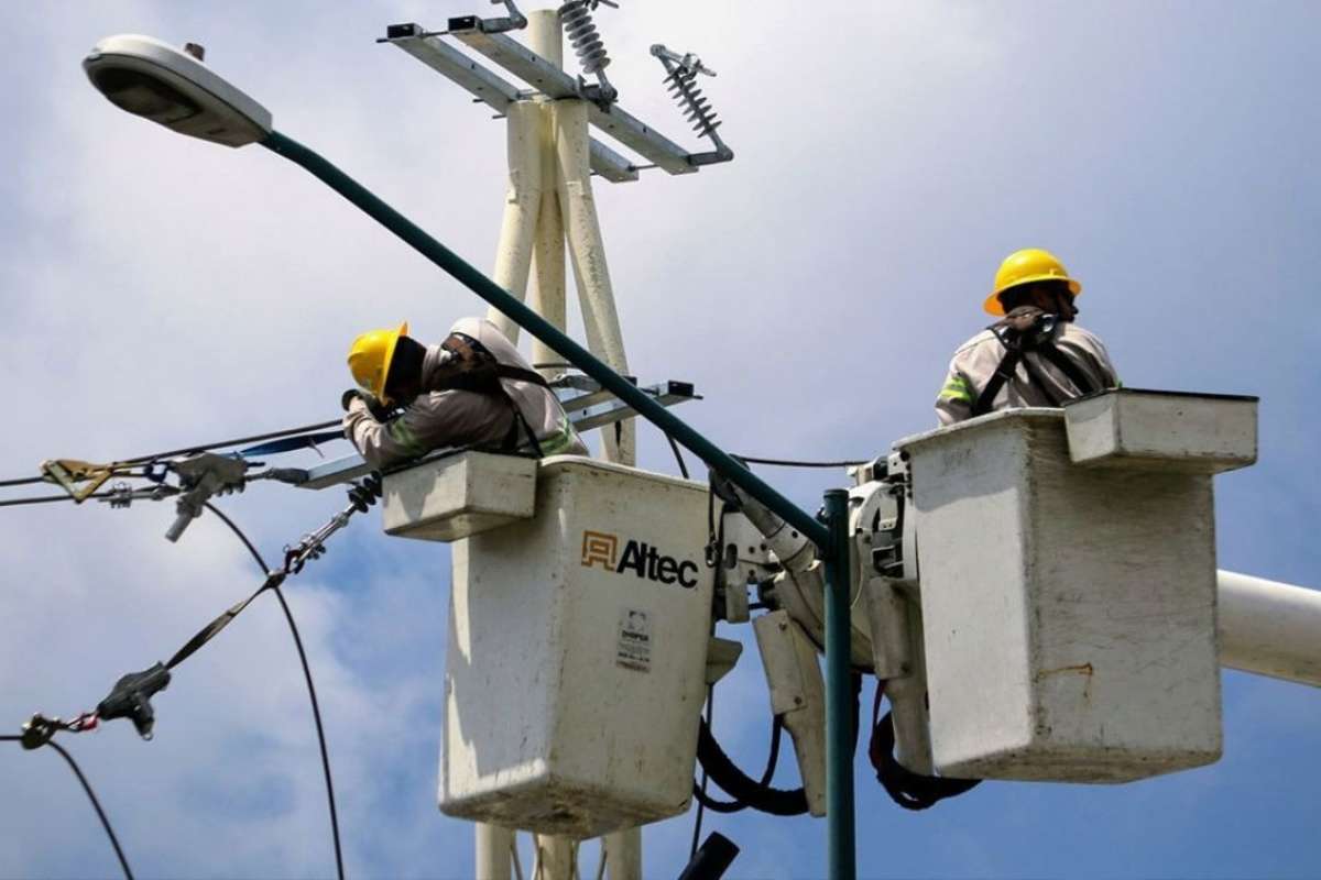 فني كشف انقطاع الكهرباء المنازل بالدمام