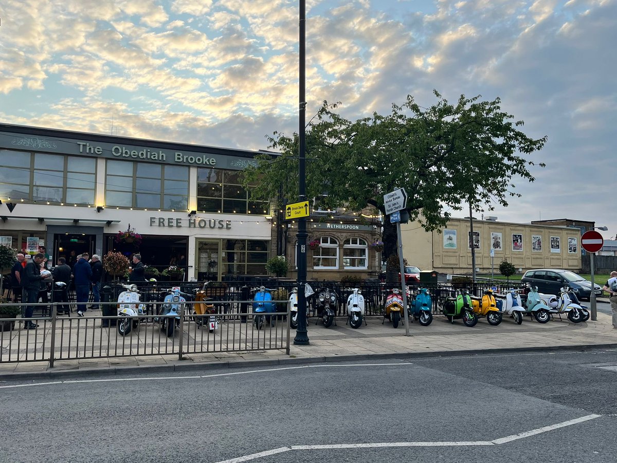 gezdol's tweet photo. Classic Nouveau scooter club Leeds  another great evening out. https://t.co/8hqTXctcpm
