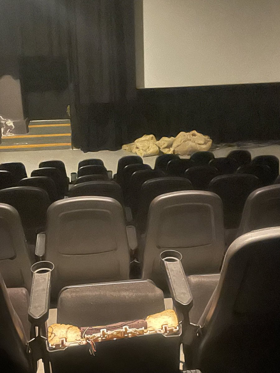 la_caroE's tweet photo. Ya en serio, @Cinepolis, URGE que te des una vuelta a la sucursal Plaza Marina en Ensenada, Baja California. Todo el cine apesta además. https://t.co/PRmu3l7m1V