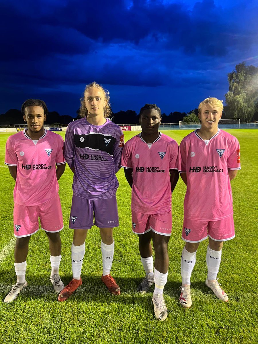 EBTheDeres's tweet image. 4-0 win this evening against @Bearsted_FC and some great performances from Khassim, Toby , Khemani and Bradley from our youth section playing 45 and 90 minutes, thanks to Bearsted for a great game on a beautiful pitch good luck this season #upthederes