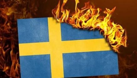 KhazaliNebras's tweet image. حرق العلم السويد ردا على إحراق المصحف الشريف
🛑 الإسلام لن ولم  يحرق كتب سماوية.
🛑 الاديان المؤمنة بالله تؤمن بالرسل و الكتب السماوية. التورات والزبور  والإنجيل و ((القرآن الكريم الذي أنزل على خاتم الأنبياء الأول والأخير حبيبنا المصطفى محمد صل الله عليه وسلم) نحن نحترم الاديان