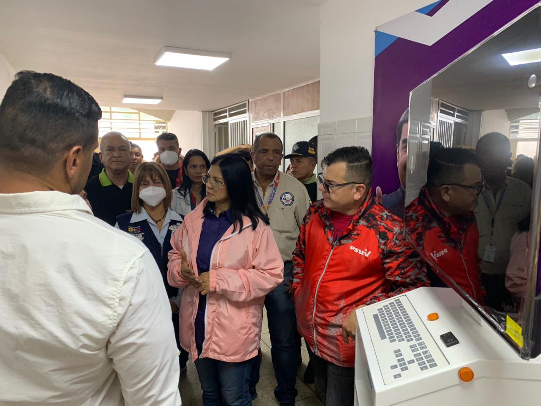 La gobernadora @Soykarinacarpio entregó junto al alcalde del municipio Sucre, @WILSONCOY y la Autoridad Única de Salud en Aragua, @DraShirleySalud , un Arco en C que posibilitará las cirugías traumatológicas y de urología más complejas #GMVVEsRevolución
