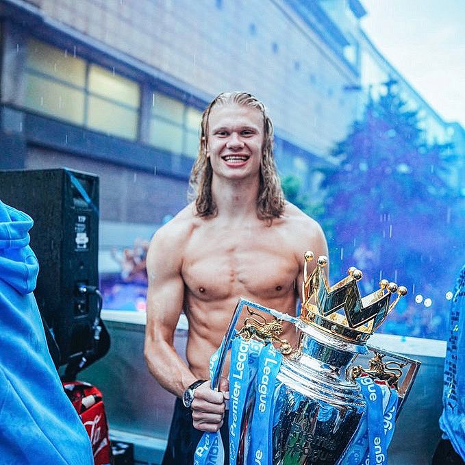 ActuFoot_'s tweet photo. 🤖 Les stats monstrueuses de ce monstre d’Erling Haaland : 

𝗮̀ 𝗗𝗼𝗿𝘁𝗺𝘂𝗻𝗱 : 
👕 89 matches
⚽ 86 buts
📊 0,97 but / match

𝗮̀ 𝗠𝗮𝗻𝗰𝗵𝗲𝘀𝘁𝗲𝗿 𝗖𝗶𝘁𝘆 : 
👕 53 matches
⚽ 52 buts
📊 0,98 but / match

𝗲𝗻 𝗟𝗶𝗴𝘂𝗲 𝗱𝗲𝘀 𝗖𝗵𝗮𝗺𝗽𝗶𝗼𝗻𝘀 :
👕 30 matches
⚽ 35 buts
📊 1,17 but / match

𝗲𝗻 𝘀𝗲́𝗹𝗲𝗰𝘁𝗶𝗼𝗻 :
👕 25 matches
⚽ 24 buts
📊 0,96 but / match