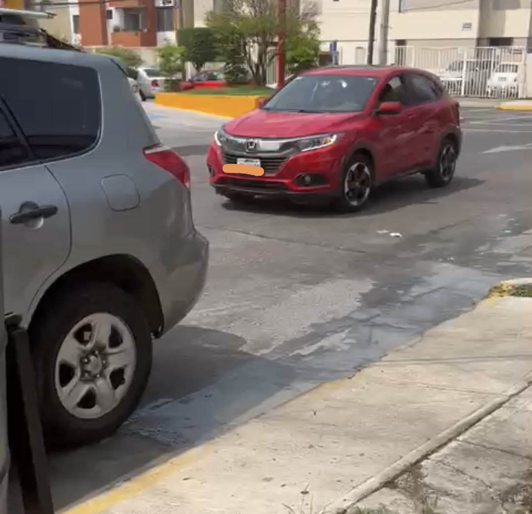 ConsejoGdl's tweet photo. Aguas negras escurriendo varias cuadras del restaurante Casa de Tata calle Turquesa 2073. Es bastante fuerte el olor fétido. Urge su atención y apoyo ya varios vecinas presentan mal estar. @felixgastelum1 @GuadalajaraGob @ServiciosGDL https://t.co/iG1PBzUT8h