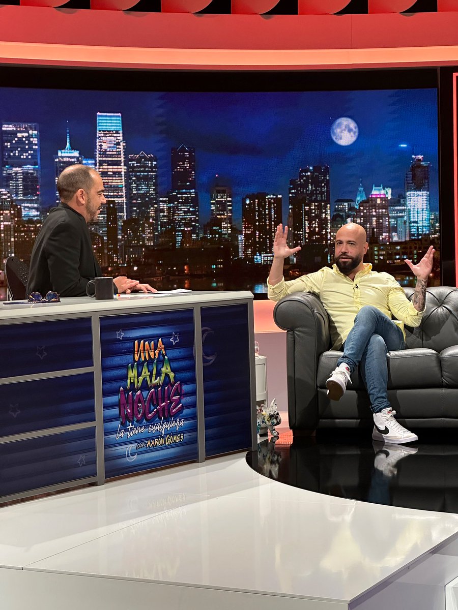 Qué bonito momento el de estos dos primos recordando su infancia en #UnaMalaNoche 

<a href="/AaronDoGoRo/">Aarón Gómez</a> <a href="/actoradrianrdc/">Adrián Rosales</a> 🫶🏼

Corre, pon la tele canaria <a href="/RTVCComunica/">RTVC Comunica</a>