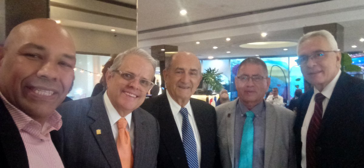 zaxdrobles's tweet photo. @fedecamaras
#AsambleaAnual79
📌 Un honor compartir con los Ex Presidentes Nacionales de la Federación de Empresarios de Venezuela. 
Solo con el concurso de la voluntad privada nuestro país avanzará al desarrollo. 
@clarrazabalg @vicentejbrito y Noel Álvarez. https://t.co/CoG89VJW2e