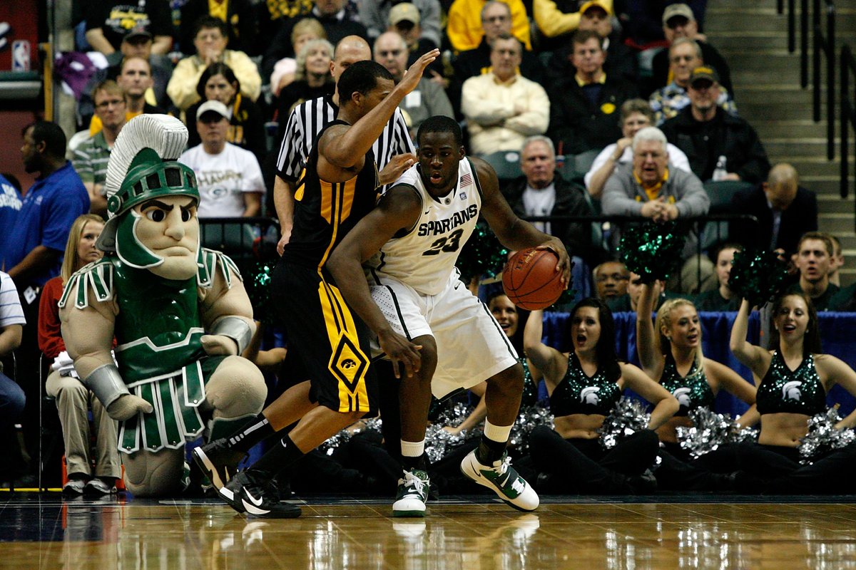 A focused @TheRealSparty watches Draymond Green post up during the Big Ten Tournament.

3.10.11
Chris Chambers
#MSUVault https://t.co/GfC1DSNAGJ