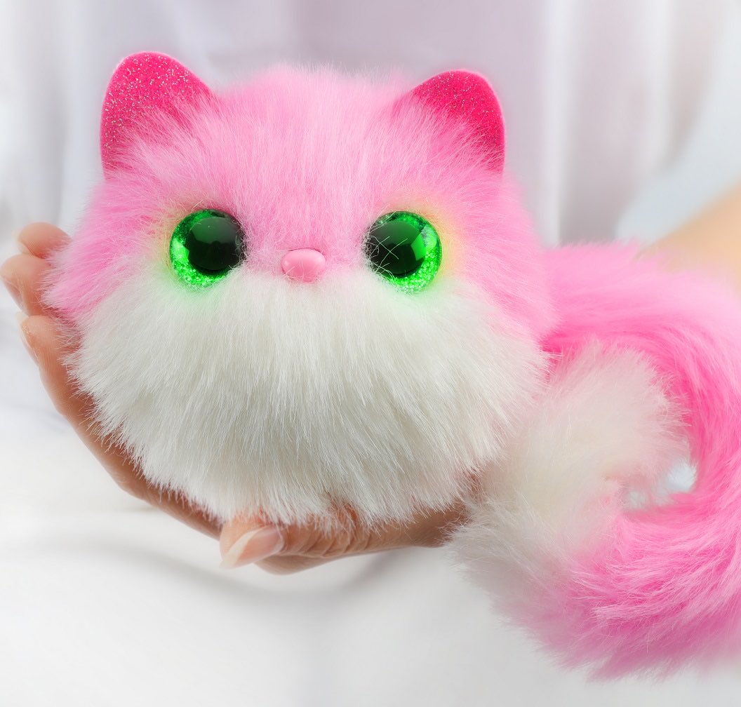 ⠀ ⠀⠀" อืม.. งั้นฉันมีเจ้านี่ด้วย เอาไหม 🤏🏻 "

⠀ ⠀⠀ยกตุ๊กตาก้อนกลมแบบนุ่มฟูให้ดู