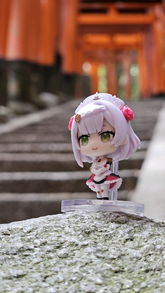 TakaGGdev's tweet photo. Mondstadt maid visiting Grand Narukami Shrine IRL https://t.co/3PgrI1vDjE