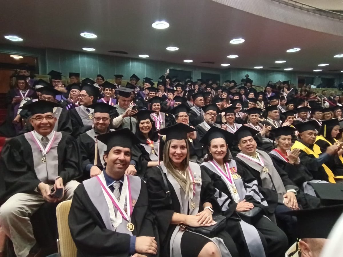Día de júbilo. El espíritu ucevista congregado para celebrar nuestra democracia universitaria, recibir a las máximas autoridades con esperanza y voluntad de cooperación. En primera plana los profesores de la <a href="/fhyeucv/">Facultad de Humanidades y Educación #UCV</a> saludan al Rector Rago y a su equipo de gobierno.
