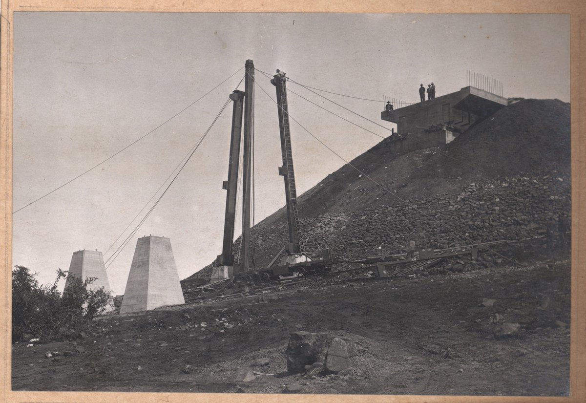 #FlashbackFriday ⏳ Construction of the 'Quartermile' bridge over the Maribyrnong River. Built in the 1920s, it was the highest railway bridge in Australia at the time. If you measure down to the river bed, it's still higher than the West Gate! 🌉 📷 SLV