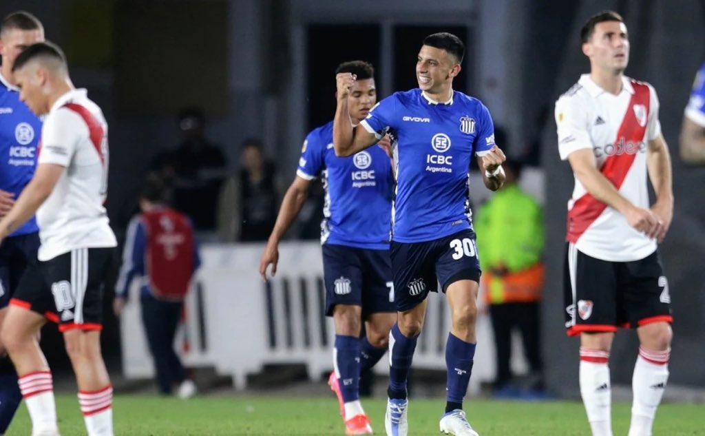 LautyVallino's tweet photo. Yo creo que los medios deberian dejar de llenarse la boca hablando de “la maquina de demichelis” y empezar a hablar del mejor equipo del futbol argentino.

El que le gano a River los ultimos 4 enfrentamientos, arrodillense y chupenle la pija al Club Atletico Talleres de Gandolfi. https://t.co/1V5hcoSA0k