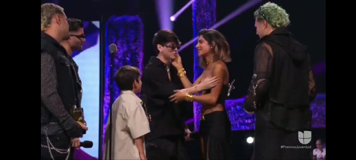 chrisfal0pero's tweet photo. ale los vio llegar, nerviosos y tímidos. 5 chicos que iban todos por un mismo sueño. ella fue la primera en presentarlos como una banda. los volvió a presentar un año después y seguio presentandolos en los mismos premios durante años. los vio crecer y los vio irse.
una reina 🩷 https://t.co/iVqxGhJNnR