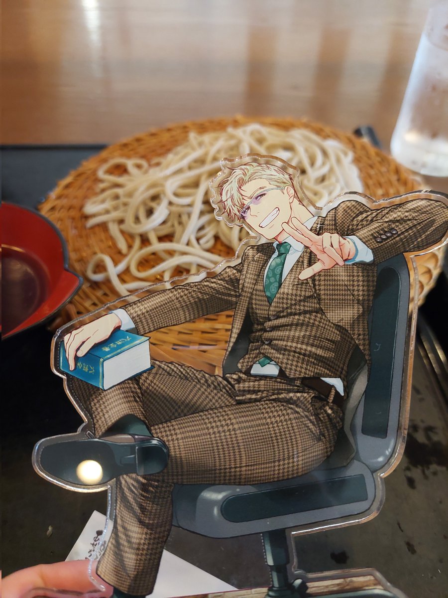 umy_mt's tweet photo. ドライブがてら聖地駒そば亭にお蕎麦を食べに来ました。今日は手打ちと季節の野菜天ぷらを注文。
そばをバックにピースサインするベンゴスと、完食でドヤる科長がかわいいね！ https://t.co/g8NpuqPmo4